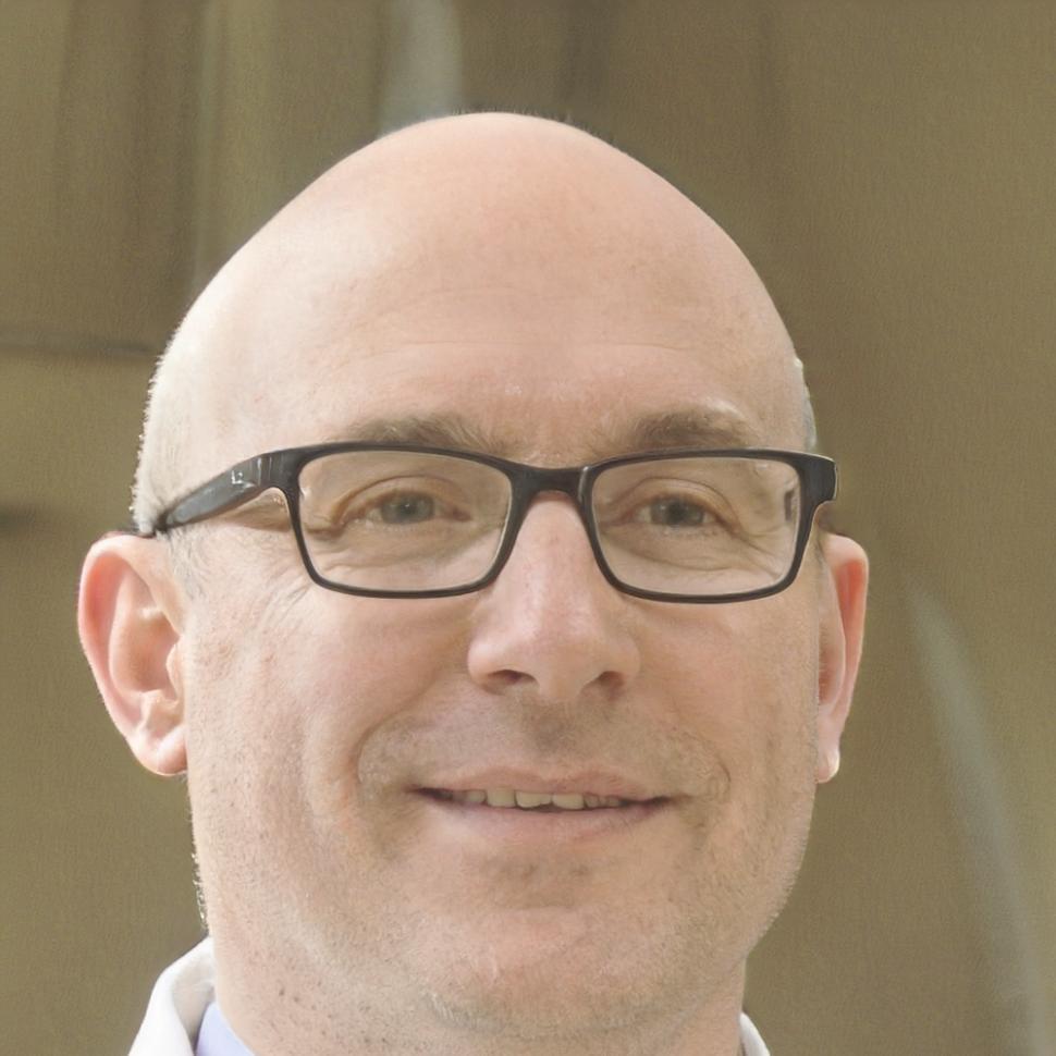 Portrait de Marc Dubois, expert en optimisation budgétaire